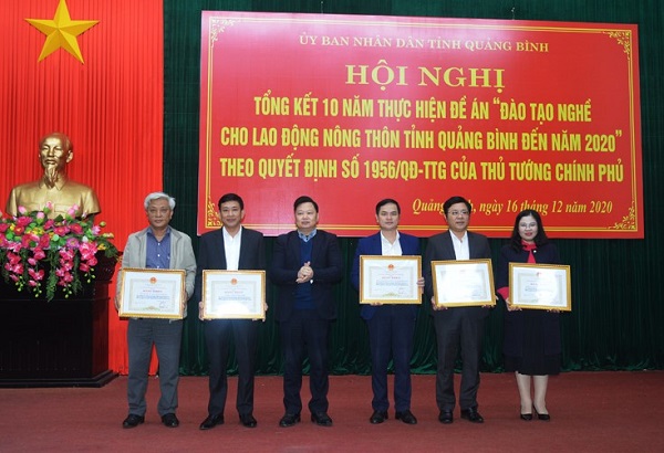 Đồng chí Phó Chủ tịch UBND tỉnh Nguyễn Tiến Hoàng tặng bằng khen của Chủ tịch UBND tỉnh cho các tập thể có thành tích xuất sắc.